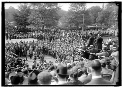 LIBERTY LOANS. ITALIAN TROOPS AIDING IN DRIVE. McADOO AND AMB. MACCHI DI CELLERE LCCN2016869508