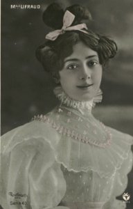LIFRAUD, Yvonne W. 49. Photo Reutlinger