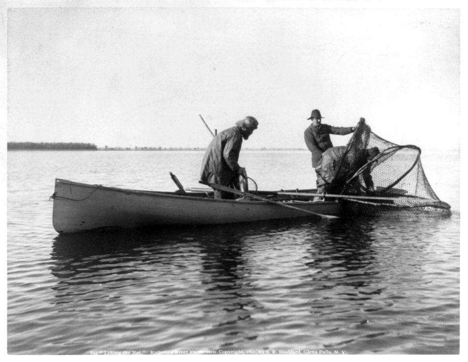 Lifting the net. Richelieu River fishermen, (Quebec) LCCN2004670942