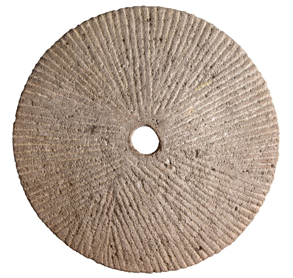Ligger van een roterende maalsteen in fonotefriet, 150 tot 250 NC, vindplaats- Donk, Winningweg, 1980, waterput O, collectie Gallo-Romeins Museum Tongeren, 80.DO.449.4