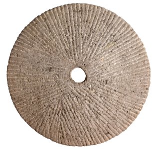 Ligger van een roterende maalsteen in fonotefriet, 150 tot 250 NC, vindplaats- Donk, Winningweg, 1980, waterput O, collectie Gallo-Romeins Museum Tongeren, 80.DO.449.4