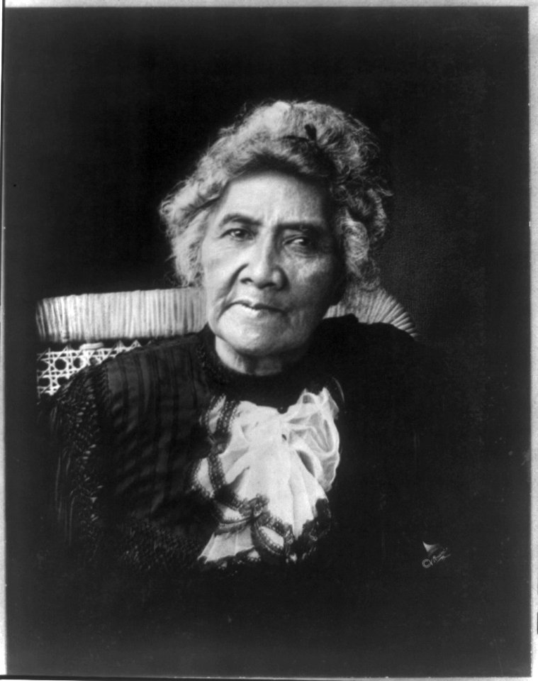 Liliuokalani, Queen of Hawaii, head and shoulders portrait LCCN2016651074