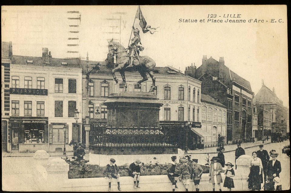 Lille - 123 - Statue et Place Jeanne d'Arc
