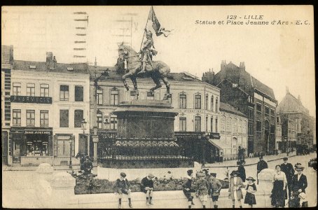 Lille - 123 - Statue et Place Jeanne d'Arc