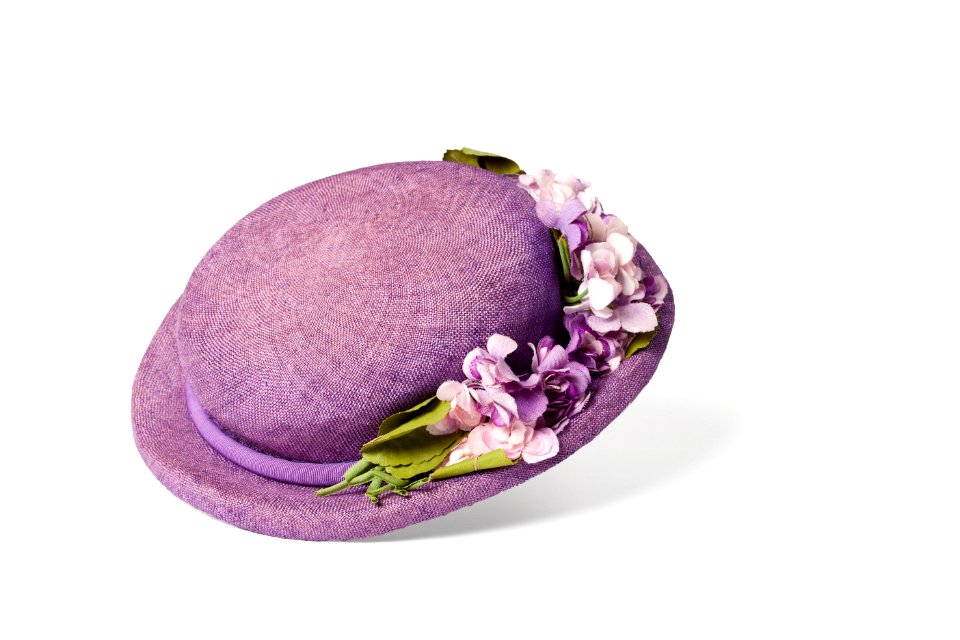 Lila stråhatt med gröna tygblommor i rosa och lila med gröna blad. Tillhört Ebba von Eckermann - Hallwylska museet - 89231