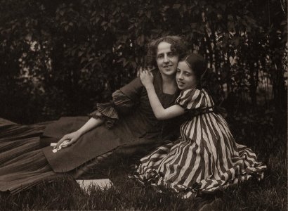 Lilli Behrens mit Tochter Petra Behrens im Garten, 1908