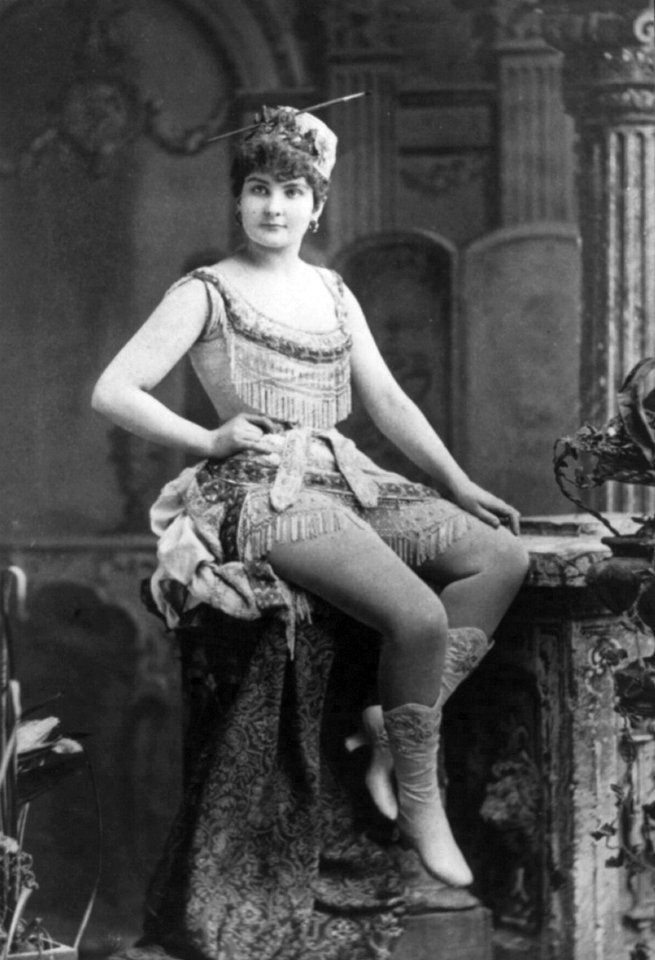 Lillian Grubb, full length portrait, seated, facing slightly left LCCN2005683739 (cropped)