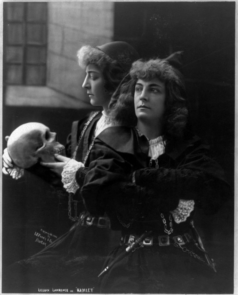 Lillian Lawrence as Hamlet LCCN2003677353