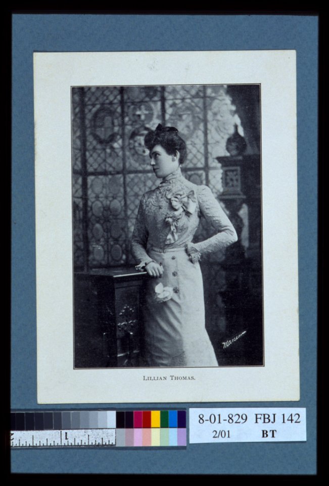 Lillian Thomas, artist, three-quarter length portrait LCCN2004676267