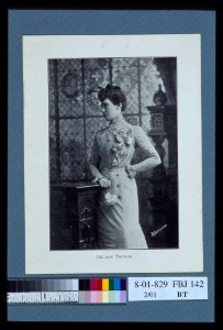 Lillian Thomas, artist, three-quarter length portrait LCCN2004676267