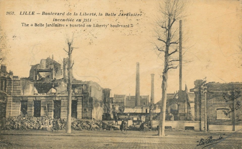 Lille - 2052 - Boulevard de la Liberte - La Belle Jardiniere incendiee en 1914
