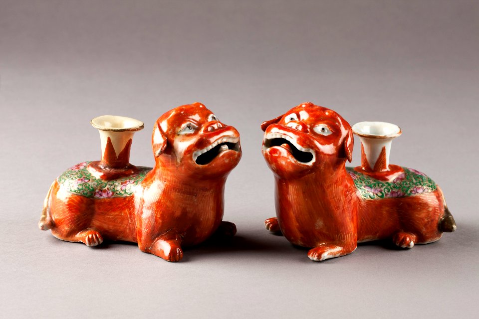 Liggande hundar med hållare för rökelsepinnar på ryggen, gjorda i Kina på 1700-talet - Hallwylska museet - 95441