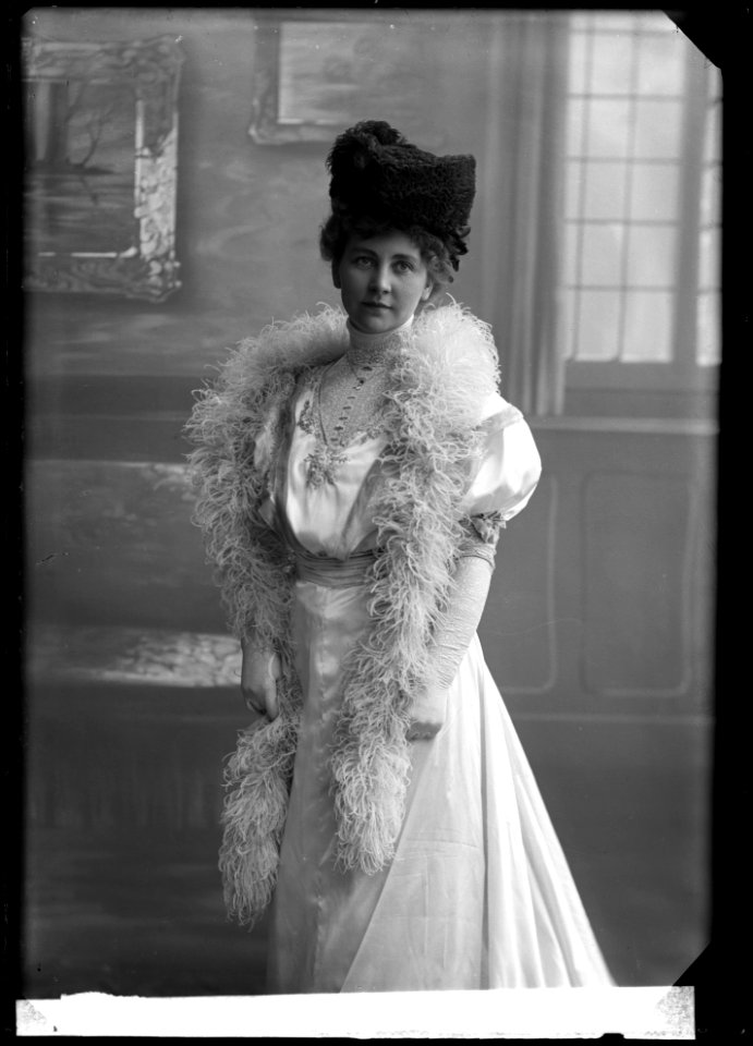 Lilly Walleni, opera singer, undated portrait about 1906 - SMV - GV061