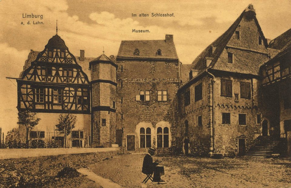 Limburg a. d. Lahn, Hessen - Im alten Schlosshof; Museum (Zeno Ansichtskarten)