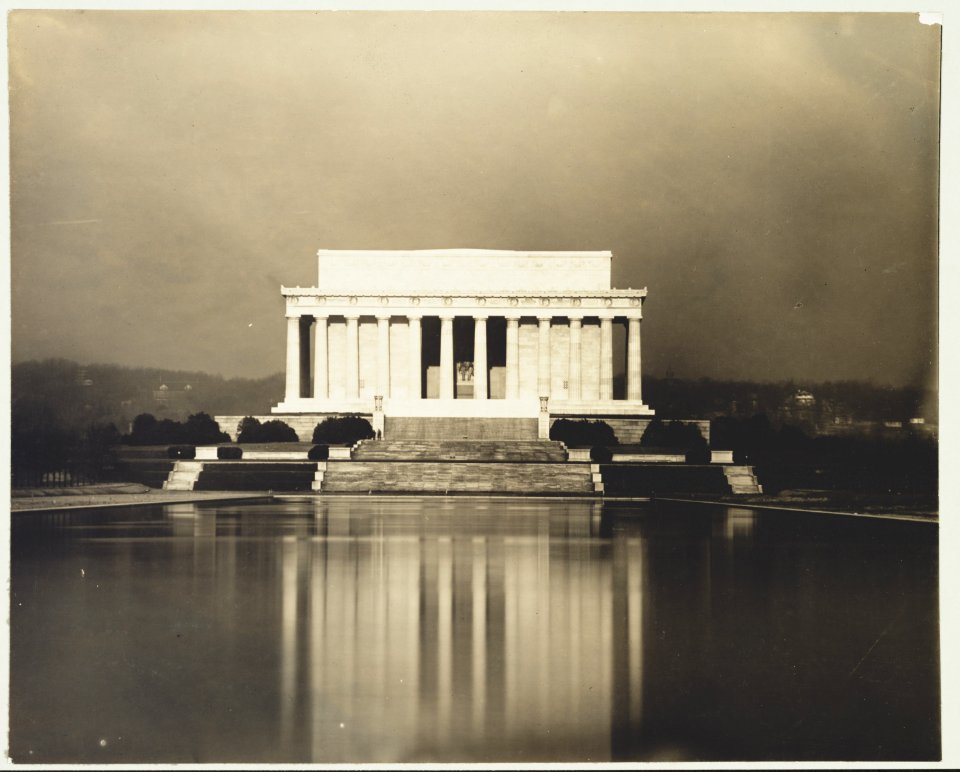 Lincoln Memorial and reflecting pool LCCN2010651300