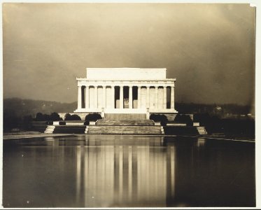 Lincoln Memorial and reflecting pool LCCN2010651300
