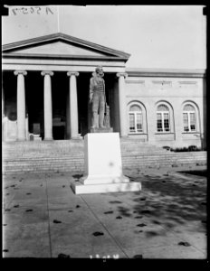 Lincoln Statue, by Scott (...)hery, is in its old resting place after the remodeling of the court house LCCN2016891850