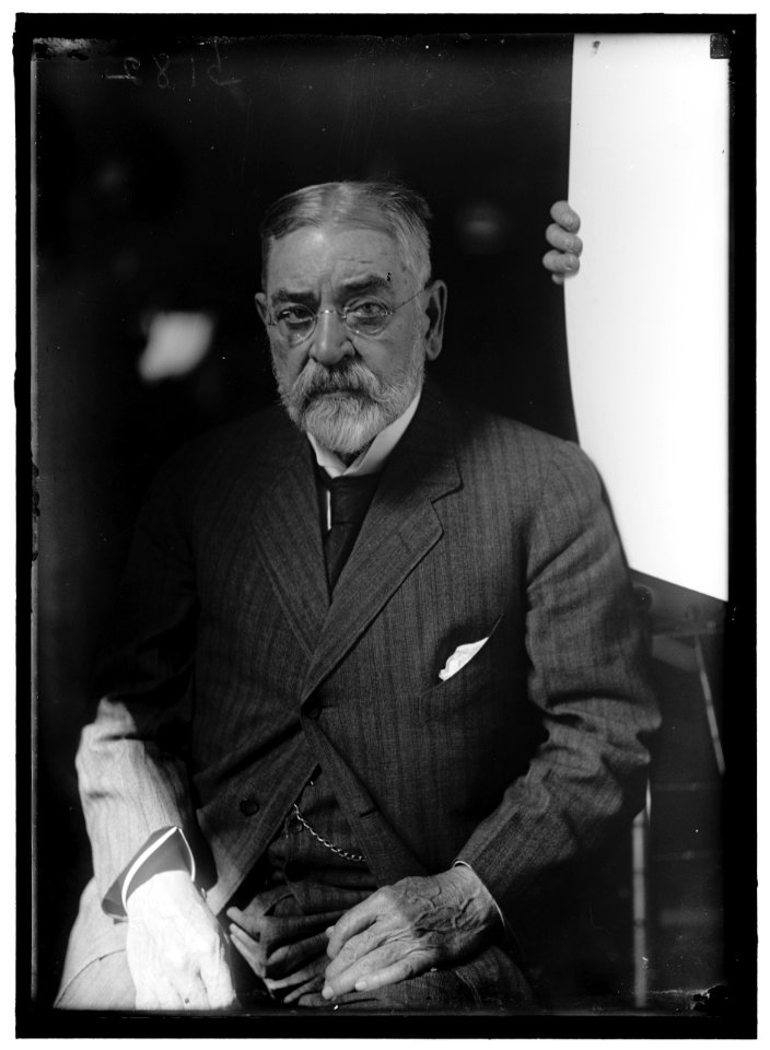 LINCOLN, ROBERT TODD. SEC. OF WAR, 1881-1885; MINISTER TO GREAT BRITAIN, 1889-1893. BEFORE COMMN. ON INDUSTRIAL RELATIONS LCCN2016866365