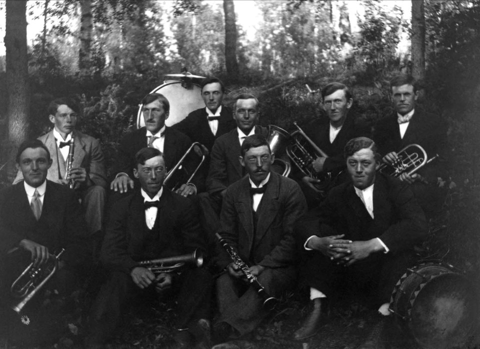 Lima musikkår vid Valdemar Samuelssons bröllop 1917 - Nordiska Museet - NMA.0038866