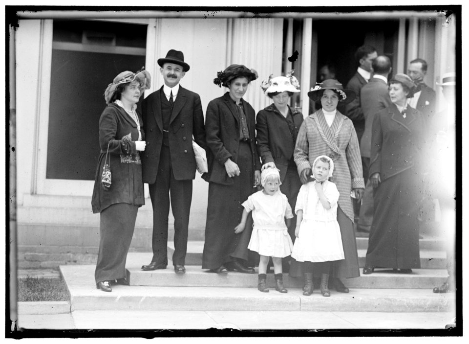LINDSEY, BEN B. JUDGE. MRS. LINDSEY; JUDGE LINDSEY; MRS. PEARL JOLLY; MRS. MARY PETRUCCI; MRS. M.H. THOMAS AND CHILDREN LCCN2016865546