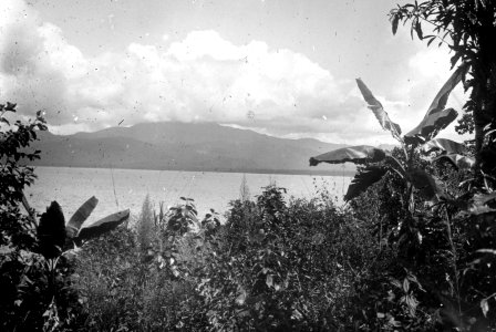 Lindoesjön sedd från Lindoeön med Ngilalaki i bakgrunden. Sulawesi. Indonesien - SMVK - 000202