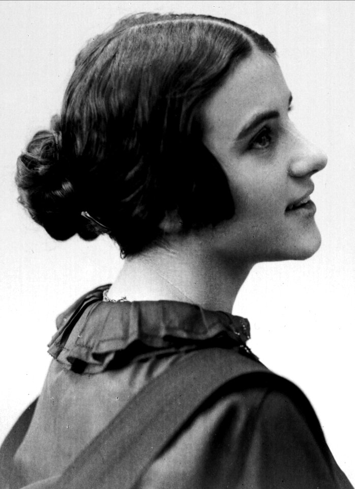 Lillebil Krohn married Lillebil Ibsen NFB-09085