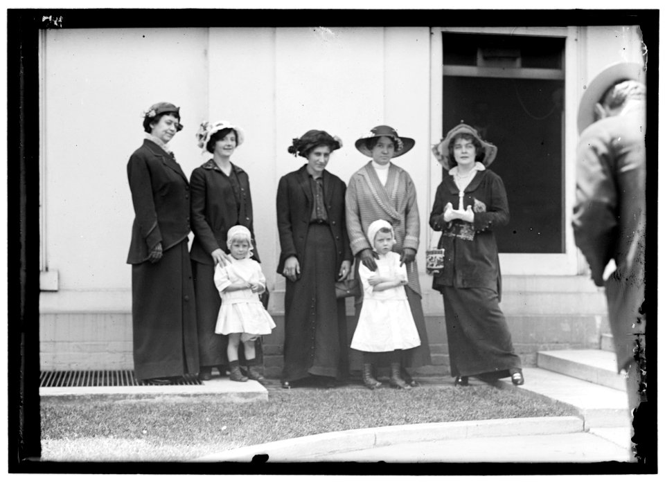 LINDSEY, BEN B. JUDGE. MRS. LINDSEY; JUDGE LINDSEY; MRS. PEARL JOLLY; MRS. MARY PETRUCCI; MRS. M.H. THOMAS AND CHILDREN LCCN2016865454