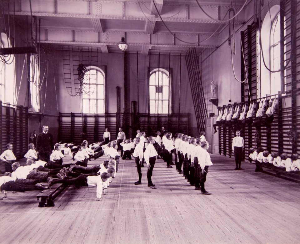 Linggymnastik för pojkar på Gymnastiska Centralinstitutet Stockholm ca 1900, gih0135