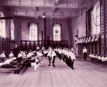 Linggymnastik för pojkar på Gymnastiska Centralinstitutet Stockholm ca 1900, gih0135
