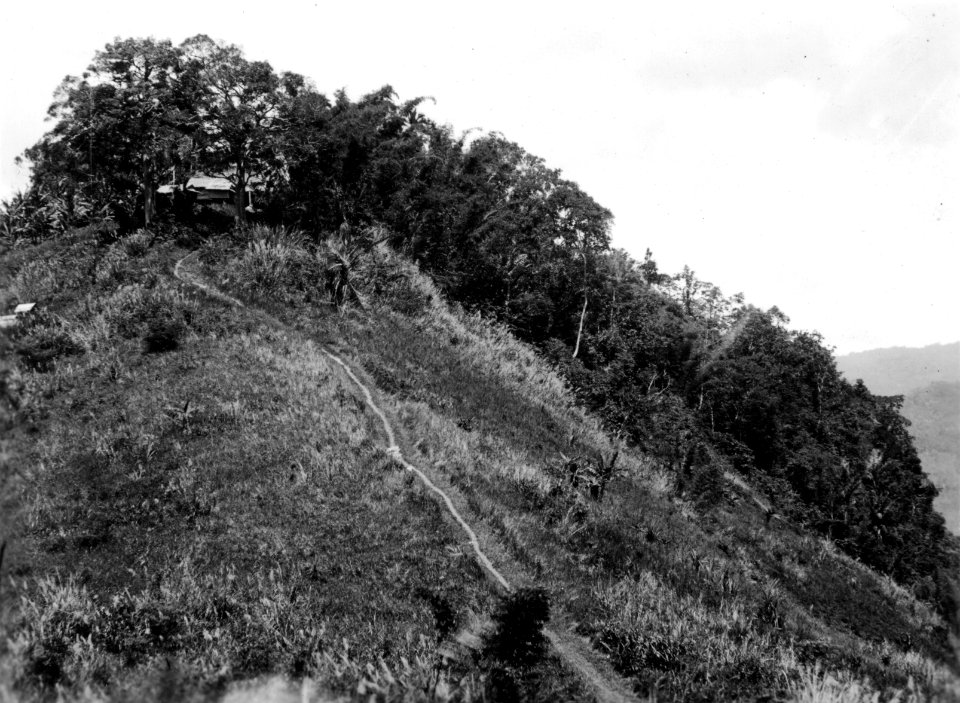 Lingkettingåsen med byn Indang. Poso, Sulawesi, Banggaai. Indonesien - SMVK - 000189