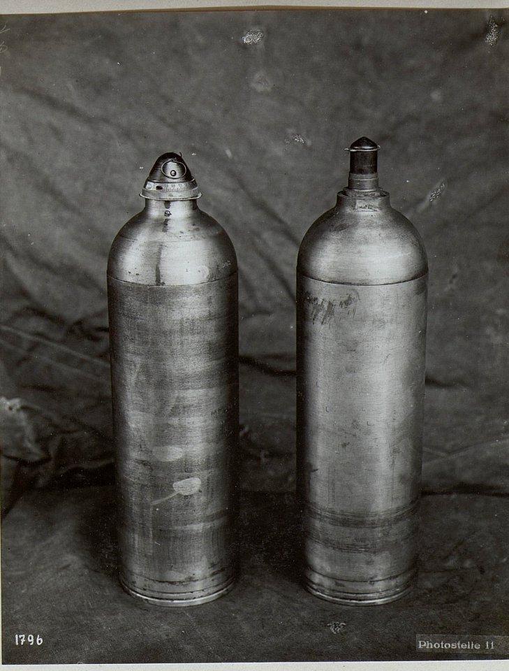 Links, 14cm M.15.Wurfmaschine mit Zeitzünder.Rechts, 14cm M.16.W.M. mit Anschlagzünder. (BildID 15647926)