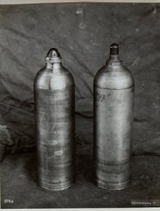 Links, 14cm M.15.Wurfmaschine mit Zeitzünder.Rechts, 14cm M.16.W.M. mit Anschlagzünder. (BildID 15647926)