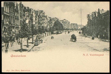 Links de evenzijde van de Nieuwezijds Voorburgwal vanaf ongeveer Molsteeg richting Hekelveld. Uitgave Jos Nuss, Amsterdam, Afb PBKD00359000009