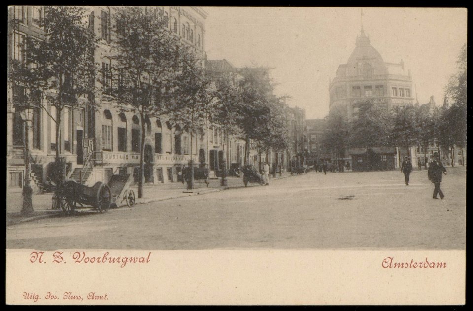 Links de Nieuwezijds Voorburgwal 271-293. Op de achtergrond het gebouw van eens dagblad de Tijd. Uitgave Jos Nuss, Amsterdam, Afb PBKD00359000003