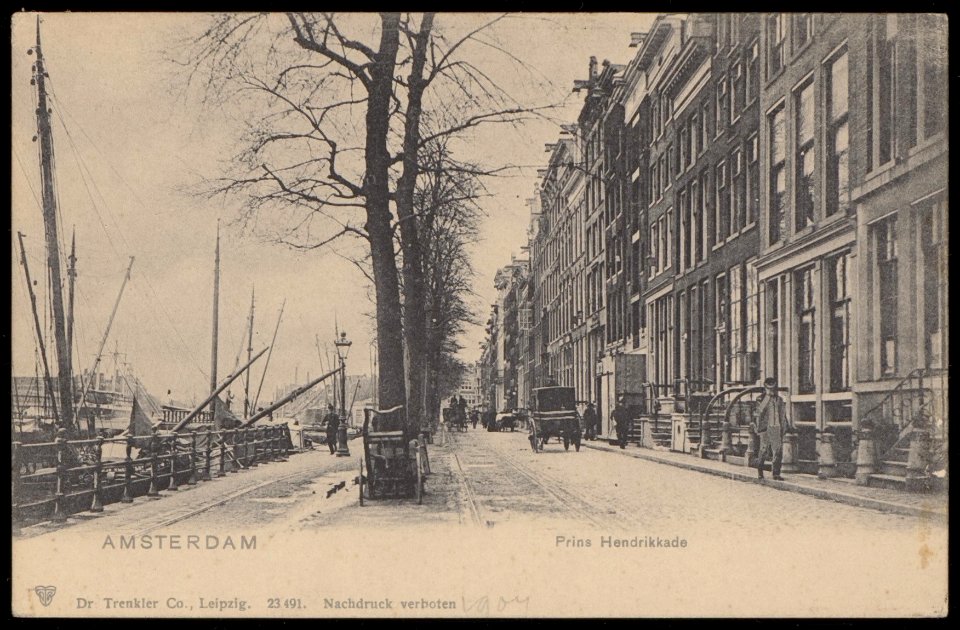 Links in het Oosterdok enkele binnenvaartschepen en rechts de Prins Hendrikkade gezien vanaf de Buiten Bantammerstraat naar de Schippersgracht, Afb PBKD00196000018