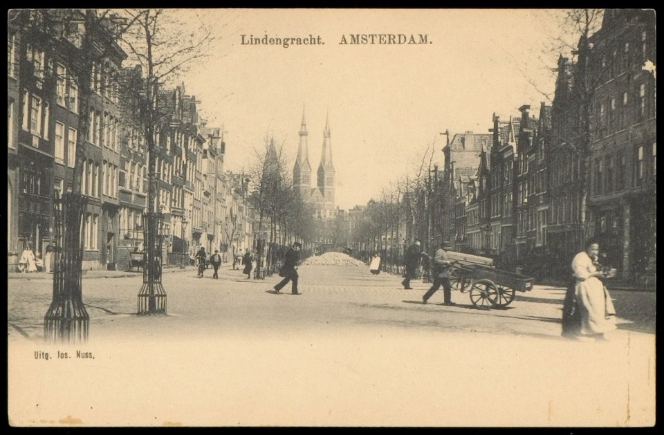 Lindengracht richting Brouwersgracht met op de achtergrond de Posthoornkerk in de Haarlemmerstraat . Uitgave N.V. A.J. Nuss, Afb PBKD00105000002