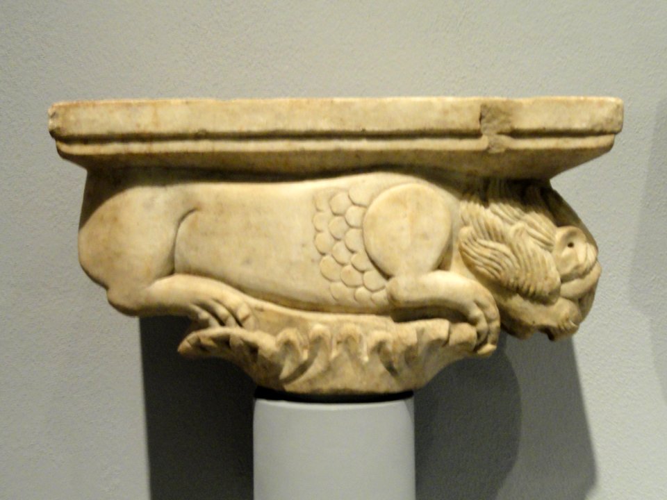 Lion on a Leafy Base Capital, Italy (Apulia), c. 1200 - Nelson-Atkins Museum of Art - DSC08336