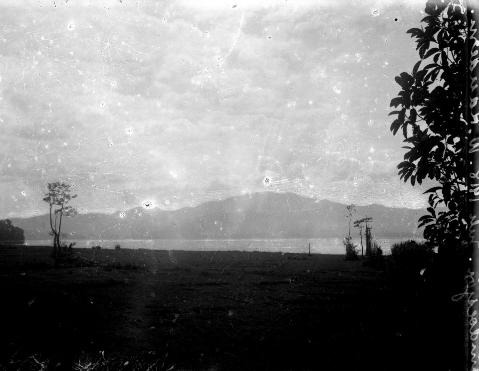 Lindoesjön. (Dålig plåt m. hål i.). Lindu, Sulawesi. Indonesien - SMVK - 022178