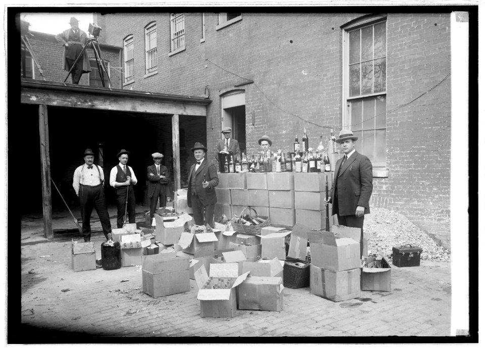 Liquor raid, 10-14-22 LCCN2016846928