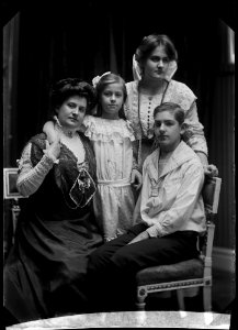 Lisa Ranft and her children, undated photo - SMV - NR025