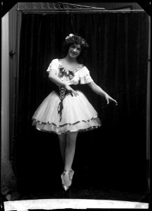 Lisa Steier, dancer, in unknown performance - SMV - GS057
