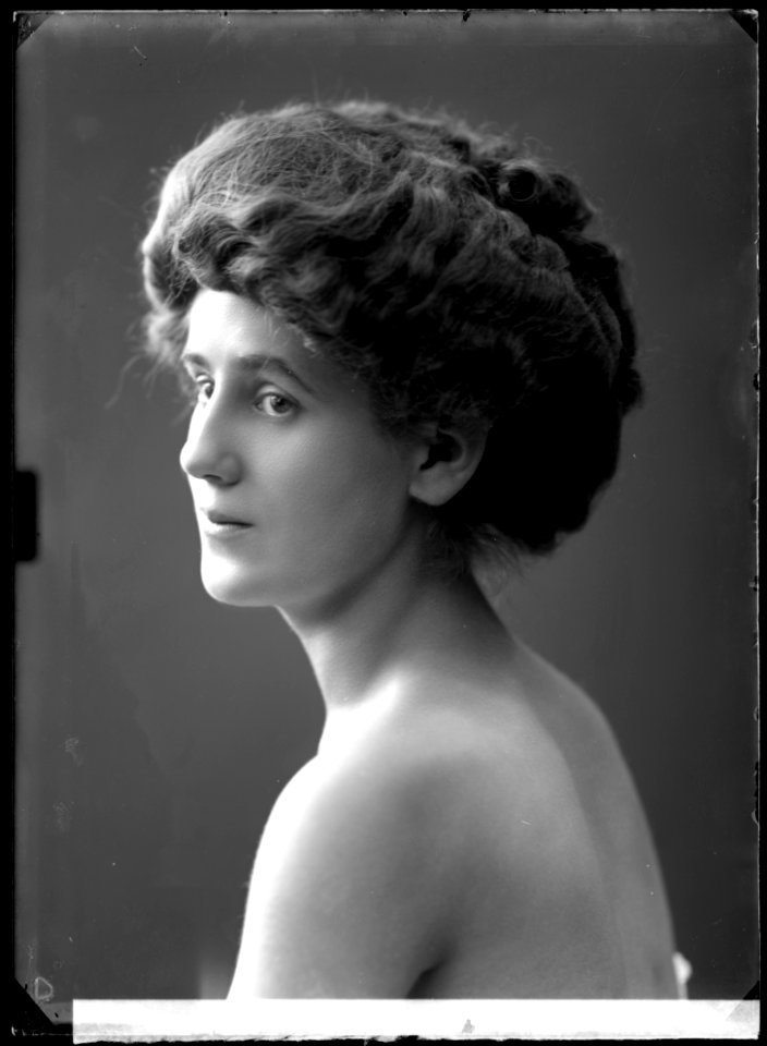 Lisa Holm, dancer, undated portrait - SMV - GH160