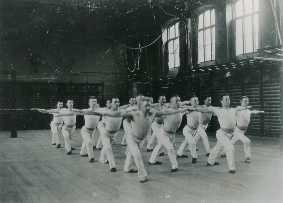 Linggymnastik i Norra Reals gymnastiksal Stockholm 1892-93 gih0145