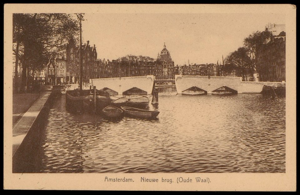 Links de Oude Waal met achter de brug bij de Lastage de Kromme Waal en een deel van de Sint Nicolaaskerk, Afb PBKD00231000002