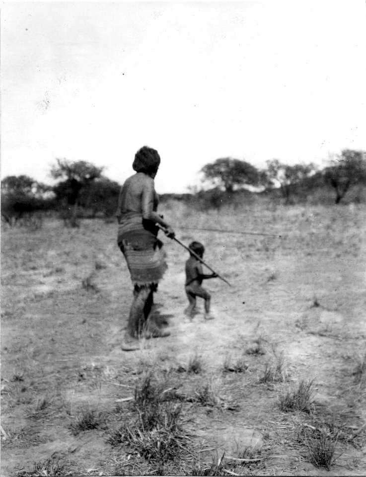 Liten pojke leder sin blinde farfar något avsides. Bolivianska Chaco. Rio Pilcomayo, Gran Chaco - SMVK - 004623