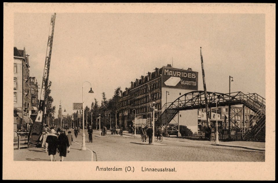 Linnaeusstraat bij spoorwegovergang. Uitgave Weenenk & Snel, Den Haag, Afb PRKBB00355000016