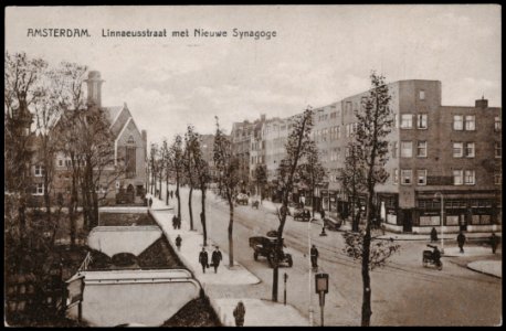 Linnaeusstraat met links de Nieuwe Synagoge en rechts de Tugulaweg. Uitgave Mij. Rembrandt, Utrecht, Afb PRKBB00355000014
