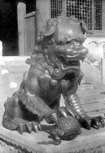 Lion en bronze au Palais Impérial photo
