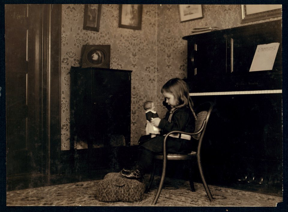 Little girl conversing with a Campbell Kid. See photos showing where they are made. LOC cph.3a49701