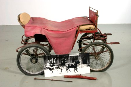 Lindes ponnyvagn, m tillbehör samt äldre foto - Livrustkammaren - 22465 photo